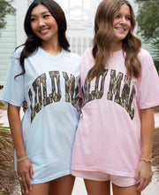 Load image into Gallery viewer, Lulu Mac Bottomland Camo Logo SS Tee in Blossom