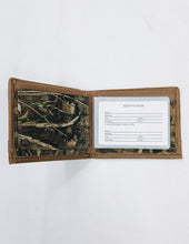 Load image into Gallery viewer, Men's Realtree Passcase Concho Wallet