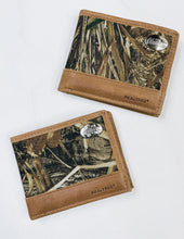 Load image into Gallery viewer, Men's Realtree Passcase Concho Wallet